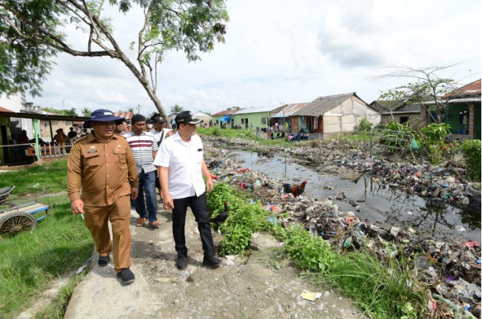  Penuhi Permintaan Warga, Bupati Batubara Tinjau Normalisasi Drainase di Desa Nenas Siam