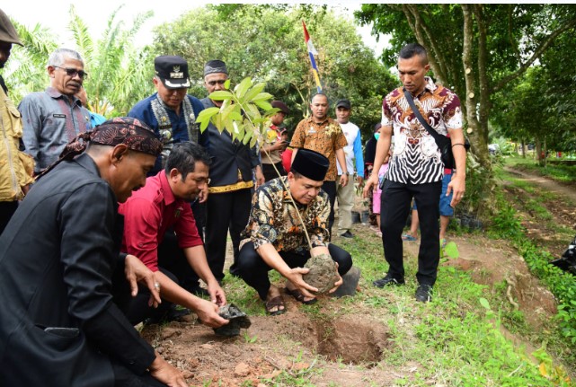  Rawat Kelestarian Danau Laut Tador, Bupati Batubara dan KTH Amphibi Melakukan Penghijauan