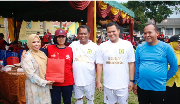  Sambil Tanding Bola, Bupati Sergai Silaturahmi dengan Guru SMP-nya