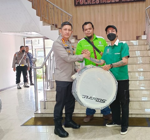  Kapolrestabes Medan Berikan Alat Drum Band ke Suporter PSMS Medan