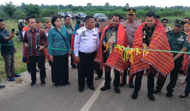 Setelah Puluhan Tahun Rusak Parah, Bupati dan Wabup Sergai Resmikan Jalan di Desa Malasori