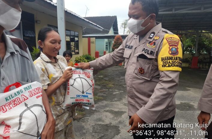 Polsek Batang Kuis Bagikan 50 Paket Bansos kepada Masyarakat Terdampak Kenaikan Harga BBM