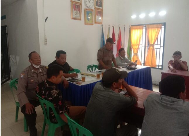  Hadiri Rapat Apdes, Bhabinkamtibmas Polsek Indrapura Ajak Warga Jaga Kebersihan