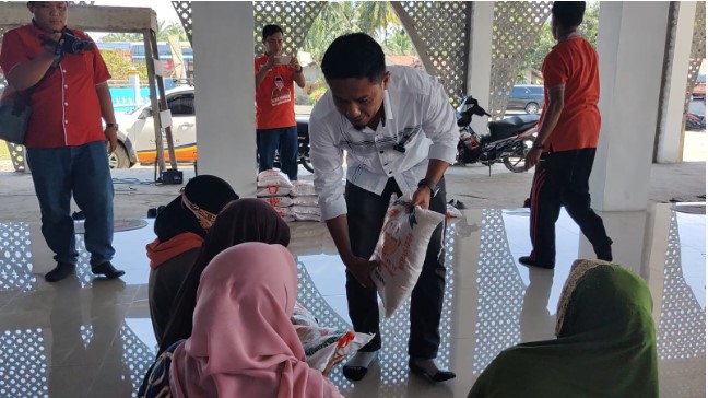  Kadin Batubara Salurkan Bantuan Puluhan Karung Beras di Desa Perjuang