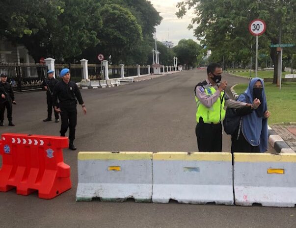 Nekat Terobos Istana Presiden, Wanita Bercadar Todongkan Senpi FN ke Anggota Paspampres