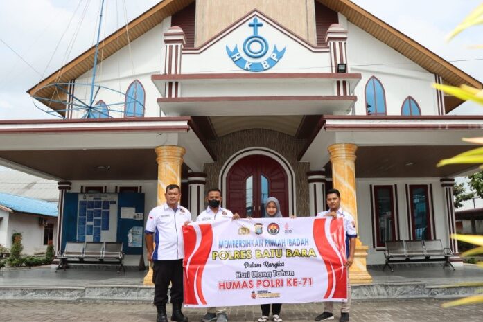  Peringati Hut Humas Polri Ke – 71, Polres Batubara Bakti Sosial Bersihkan Rumah Ibadah