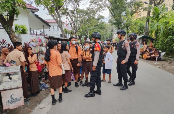  Sat Samapta Polrestabes Medan dan BKO Samapta Poldasu Gelar Patroli Dialogis di Sejumlah Sekolah dan Pajak Tradisional