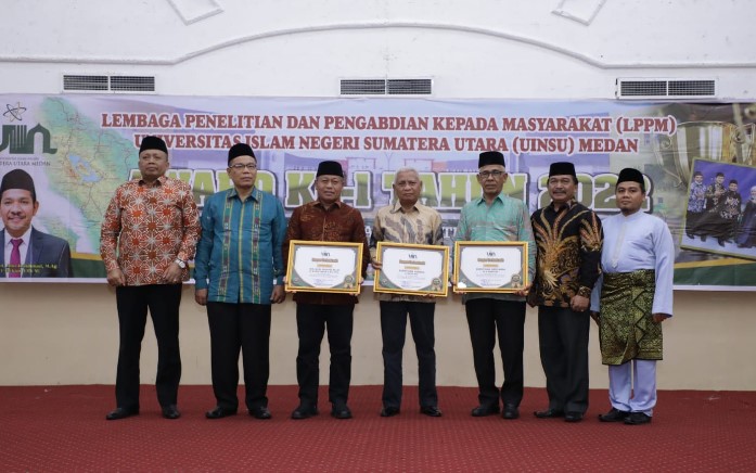  LPPM UINSU Berikan Award Pertama Kepada Bupati Asahan