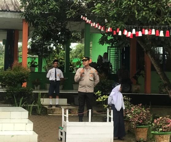 Kanit Binmas Polsek Galang Pimpin Upacara di SMPN 2 Petumbukan Galang