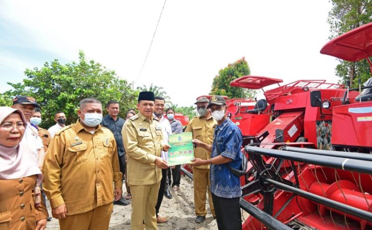  Bupati Batubara Serahkan Bantuan Alsintan Anggota Komisi IV DPR RI Kepada Kelompok Tani