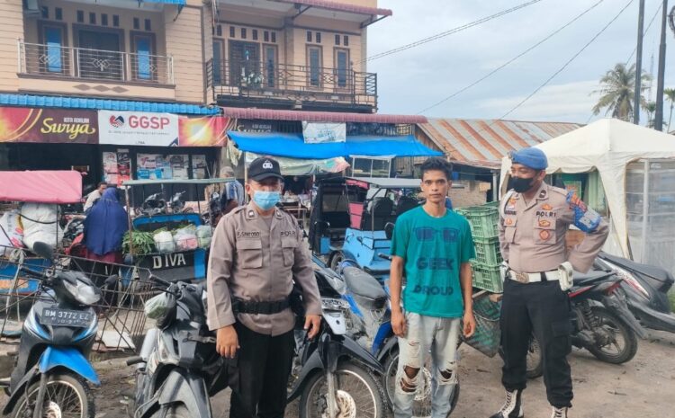  Berikan Kenyaman dan Keamanan, Dua Personil Polsek Medang Deras Tertibkan Pedagang Yang Berjualan di Badan Jalan