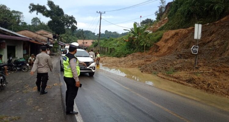  Polsek Pancur Batu Kerahkan Personil Atasi Longsor di Jalur Lintas Medan-Berastagi