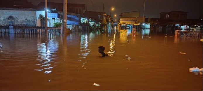 Belawan Direndam Banjir Rob di Tengah Malam, Ketinggian Air Capai 2 Meter