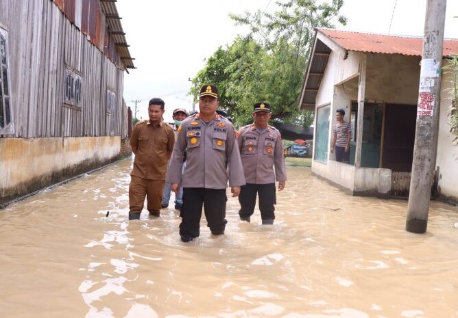  Kapolres Sergai Tinjau Lokasi Banjir di Bantaran Sungai Bedagai