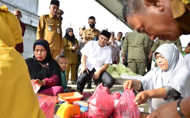  Tinjau Pasar Inpres Tanjung Tiram, Bupati Batubara Borong Sayur Mayur Pedagang