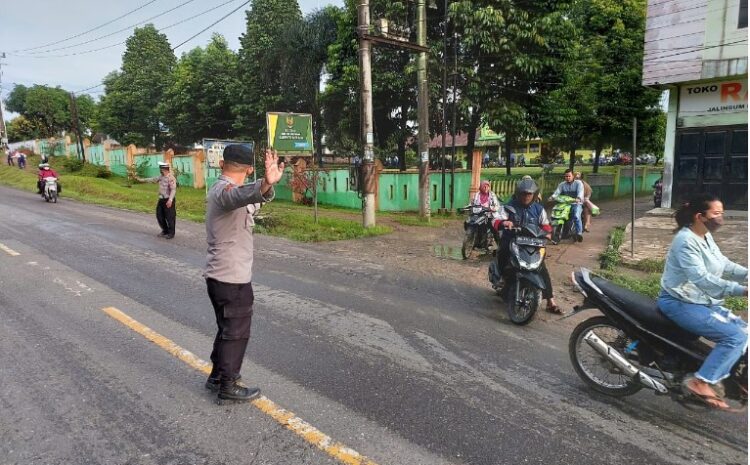 Pelihara Kamtibmas dan Antisipasi Kemacetan, Personil Polsek Lima Puluh Atur Lalu Lintas