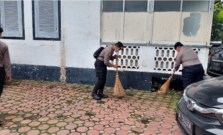 Jum’at Barokah, Wakasat Samapta Polrestabes Bersama Anggota Bersihkan Masjid Ashfiyah Medan