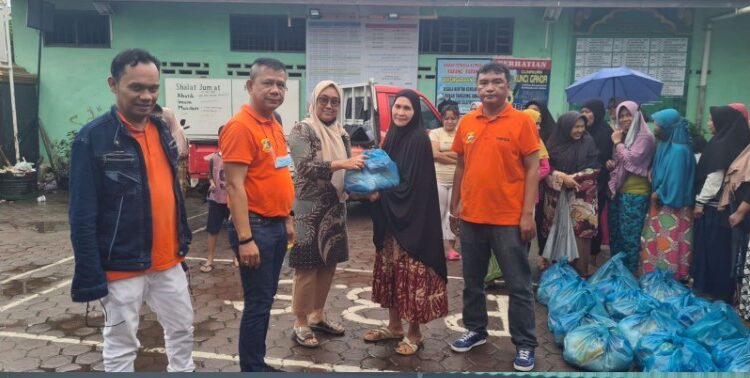  Kolaborasi Reskrim Polrestabes Medan dan Pewarta Bagikan Sembako Kepada Warga Kurang Mampu di Jalan Bromo