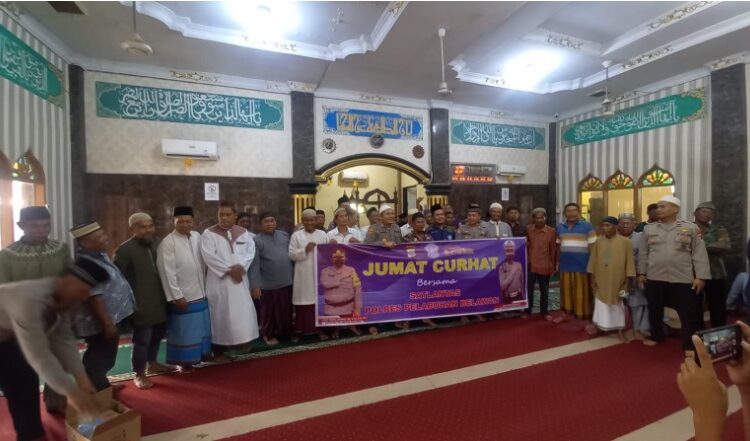 Jumat Curhat, Kapolres Pelabuhan Belawan Sambangi Jemaah Sholat Jumat dan Bagikan Bansos