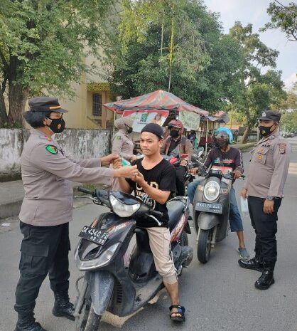 Kapolrestabes Medan Bagikan Masker ke Pengguna Jalan