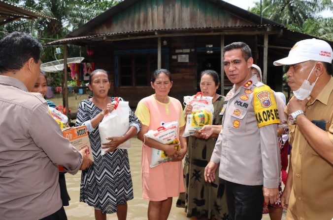 Kapolres Batubara Berikan Bantuan Sembako Kepada Korban Banjir