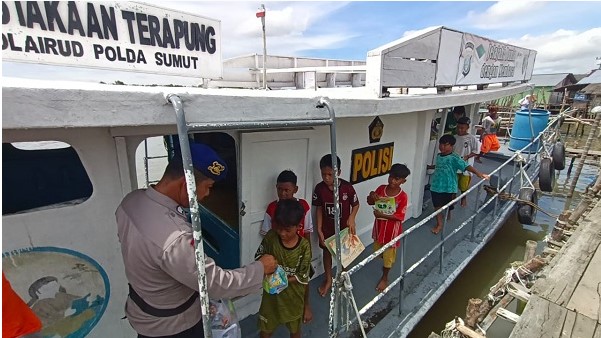  Dit Pol Airud Polda Sumut Ajak Anak-anak Nelayan Belajar Membaca di Atas Kapal