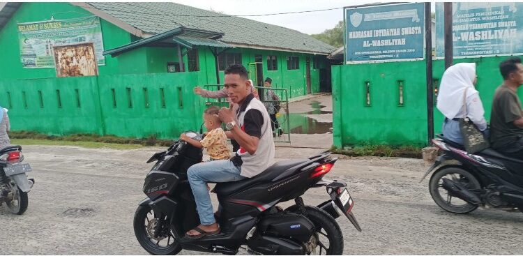 Gatur Lalin Personil Medang Deras Bantu Para Pelajar Sebrangi Jalan