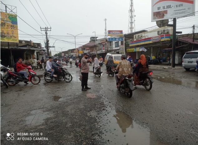  Polsek Labuhan Ruku Bekerjasama dengan Dishub Batubara Antisipasi Kemacetan dan Atur Lalu Lintas