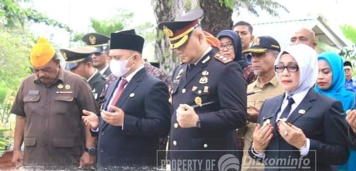  Bupati Labuhanbatu Hadiri Upacara Pemancangan Bambu Runcing dan Bendera Merah Putih di Makam Tokoh Pejuang