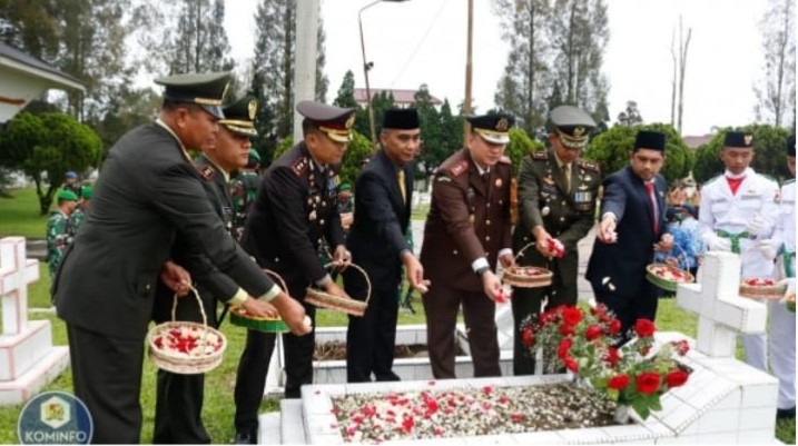 Forkopimda Karo Gelar Upacara dan Tabur Bunga di Makam Pahlawan