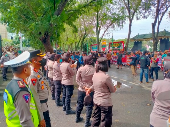  Polrestabes Medan Kawal Unras MTBB di DPRD Sumut