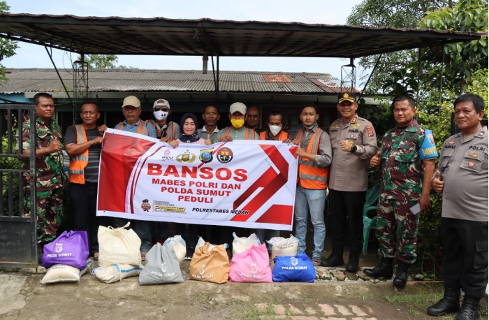  Wakapolrestabes Medan Salurkan Sembako Mabes Polri dan Polda Sumut Peduli