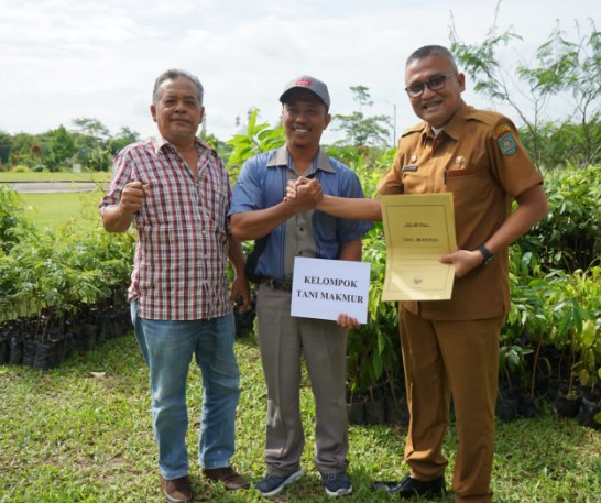  Pemkab Asahan Serahkan Bibit Pohon Produktif Pada Masyarakat