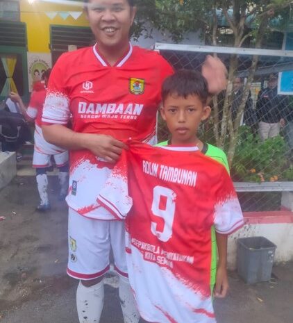 Kena Tendangan Bola Wabup Sergai, Hafiz Dihadiahi Jersey “Adlin”