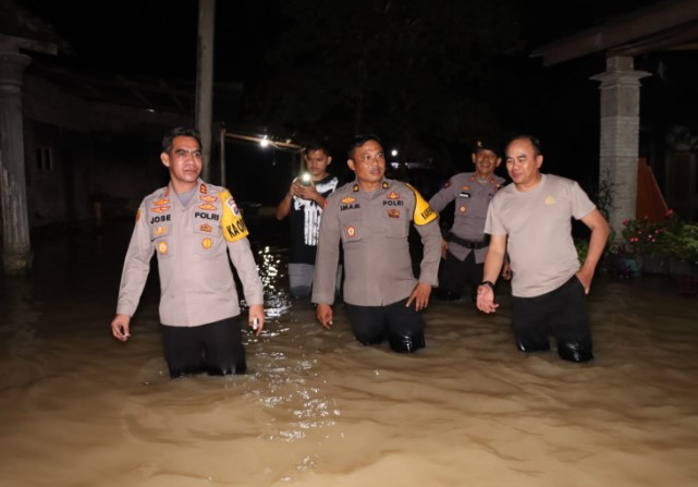 Tengah Malam, Kapolres Batubara Terjang Banjir Cek Pemukiman Rumah Warga Desa Simpang Gambus