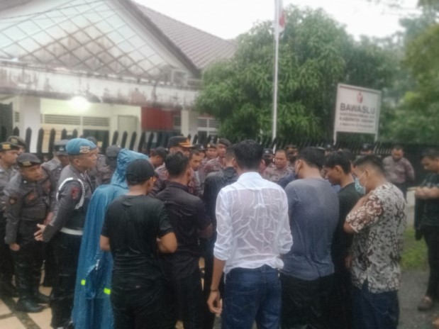Unjuk Rasa Diwarnai Hujan Deras, Gasak Tuntut DKPP Copot Komisioner Bawaslu Asahan