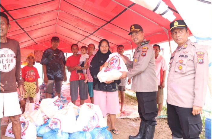  Kapolres Sergai Bagikan Sembako Untuk Korban Bencana Banjir di Desa Pematang Ganjang dan Desa Sei Rampah