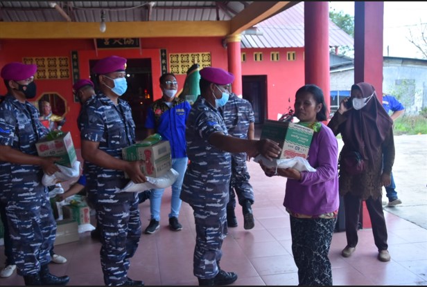 HUT Korps Marinir Ke-77, Yonmarhanlan I Bersama Duta Kasih Bagikan Paket Sembako