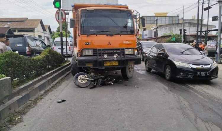  Penumpang Motor Supra Tewas Diseruduk Dump Truck di Perempatan Km 19 Binjai