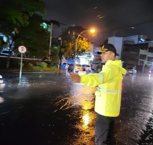  Medan Dikepung Banjir, Wakapolrestabes Medan dan Seluruh Kapolsek Evakuasi Warga