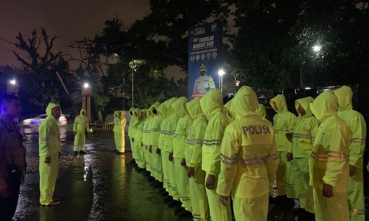  Pasca Hujan Deras, Wakasat Samapta dan BKO Samapta Poldasu Dikerahkan Antisipasi Banjir dan Kemacetan