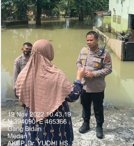 Wakapolrestabes Medan Berbagi Sembako Kepada Warga Terdampak Banjir di Sungai Mati dan Kampung Air