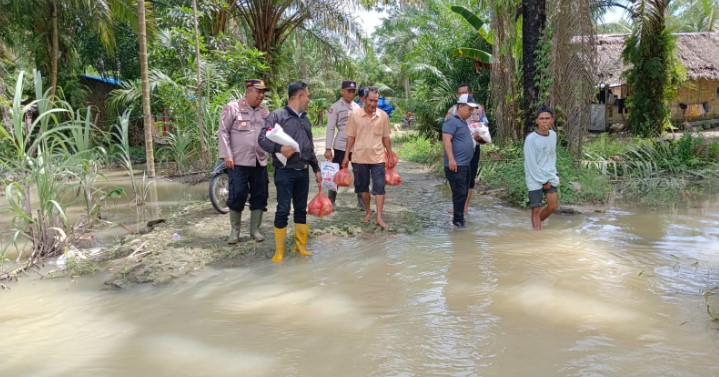 Kapolsek Medang Deras Bersama Camat Salurkan Bansos Untuk Korban Banjir