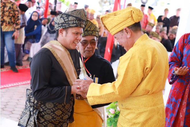  Berjasa Lestarikan Budaya Melayu, Wabup Sergai Adlin Tambunan Didapuk Gelar Datuk Wedana Setia Negeri