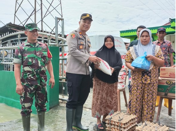  Kapolsek Percut Sei Tuan dan Muspika Serahkan Bantuan Untuk Korban Banjir