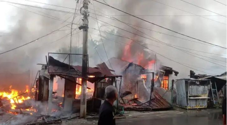  6 Unit Rumah Semi Permanen dan 2 Unit Sepedamotor Ludes Dilahap Sijago Merah di Labuhanbatu