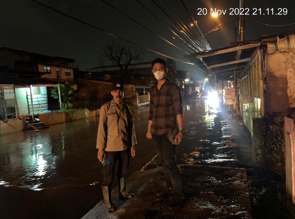  Polrestabes Medan Monitoring Daerah Rawan Banjir di Kecamatan Medan Area