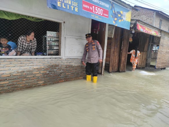 Monitoring Banjir di Desa Gambus Laut, Kapolsek Lima Puluh: Warga Masih Bertahan di Kantor Radio Odan