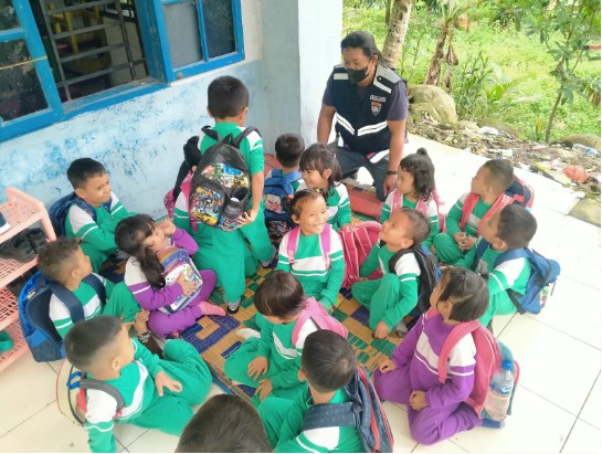  Polrestabes Medan Sambangi Anak TK di Sibolangit