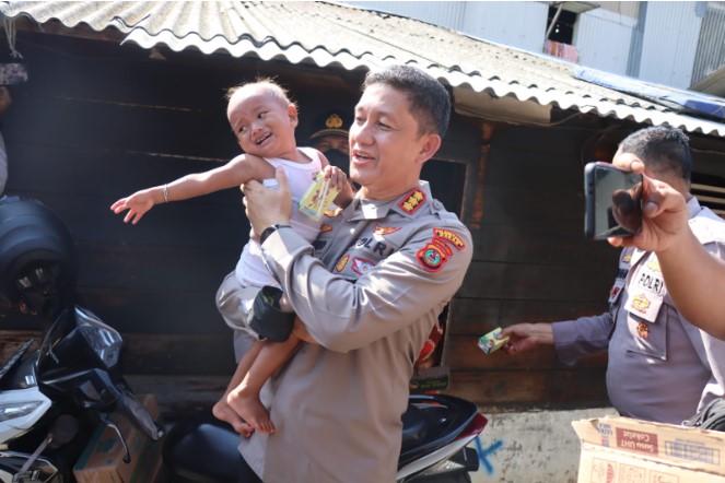  Kapolrestabes Medan Kunjungi dan Beri Bantuan Pangan Buat Warga Penderita Stunting di Belawan